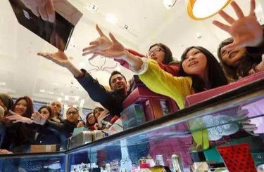 日本黄色操屄视频链接中国人依然爱赴日旅游 消费已由爆买转向网购